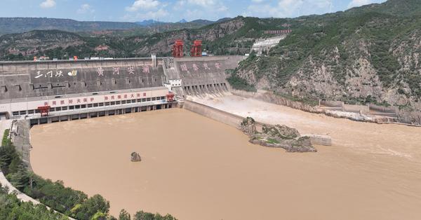 Sanmenxia Reservoir discharges water to clear up sediment in Yellow River
